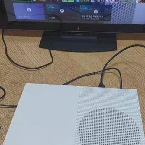 XBOX ONE S   (게임패드 제외)