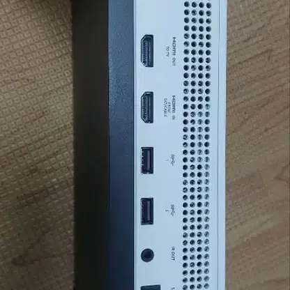 XBOX ONE S   (게임패드 제외)