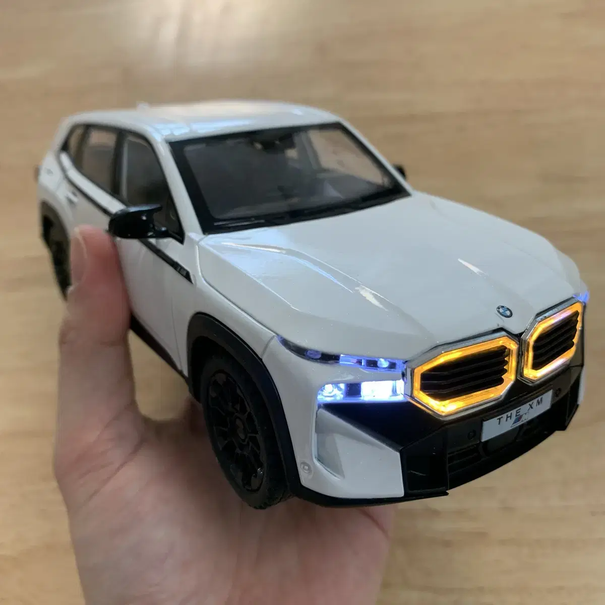 BMW XM (1:24) 피규어 판매합니다 (상태 최상)