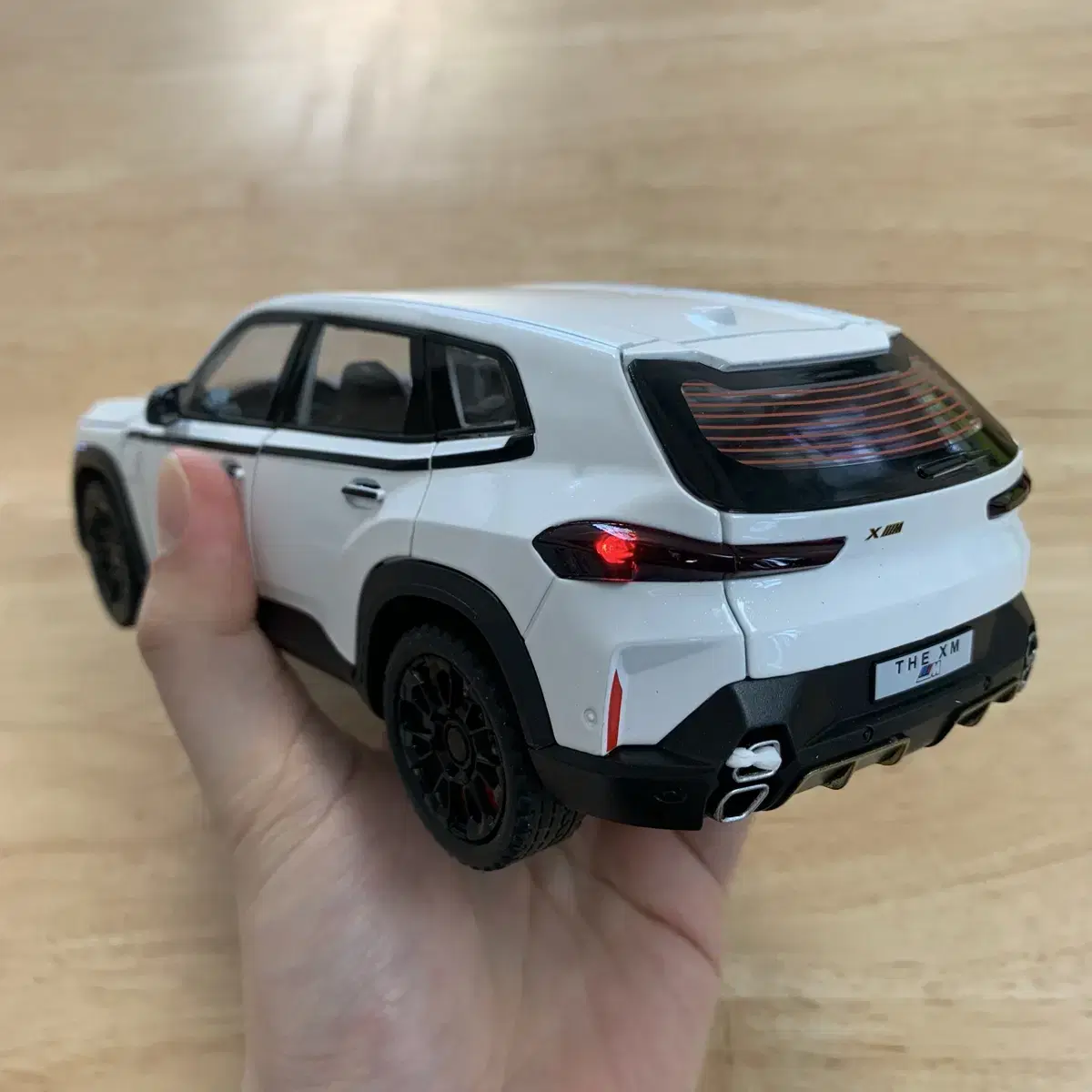 BMW XM (1:24) 피규어 판매합니다 (상태 최상)