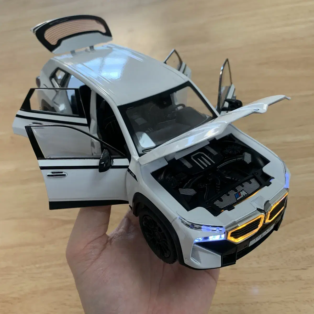 BMW XM (1:24) 피규어 판매합니다 (상태 최상)