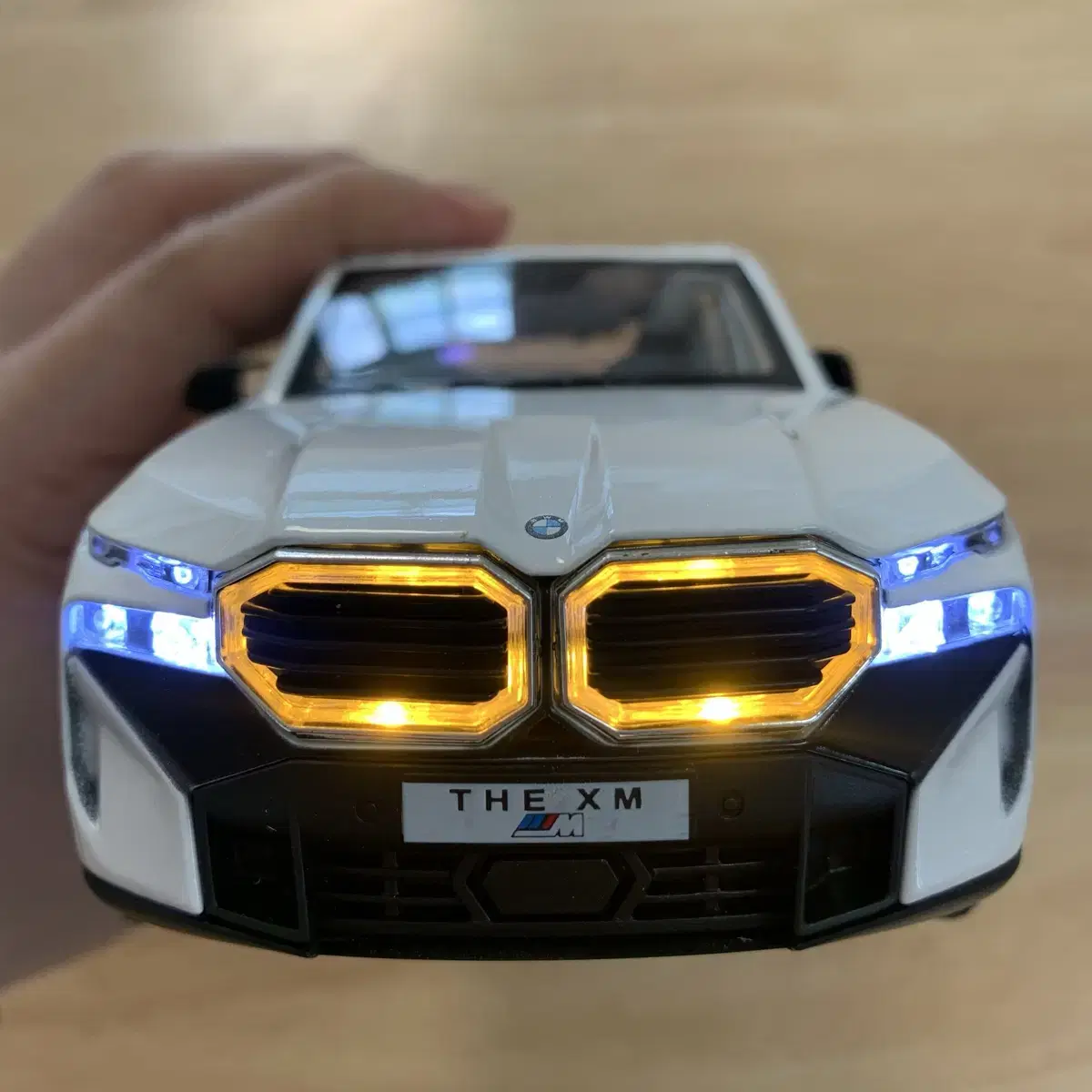 BMW XM (1:24) 피규어 판매합니다 (상태 최상)