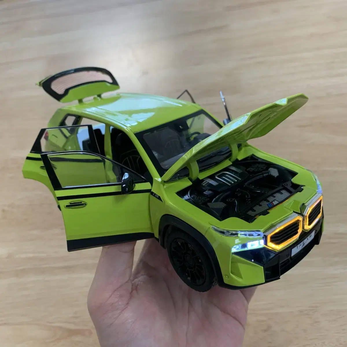 BMW XM (1:24) 피규어 판매합니다 (상태 최상)