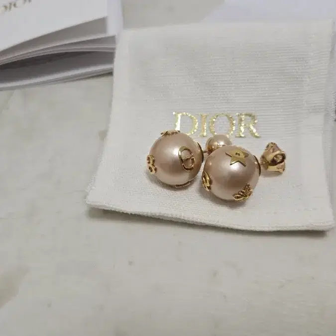 디올 트라이벌 귀걸이 로즈골드 Dior 이어링