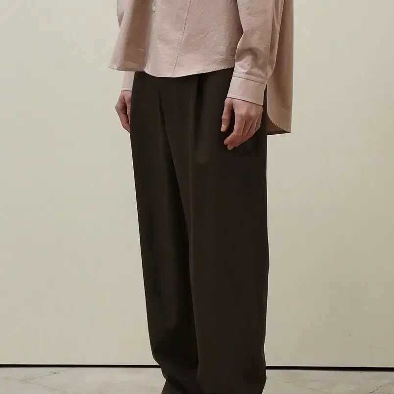 글런든 grunden OFFICE TROUSERS (DUST KHAKI)