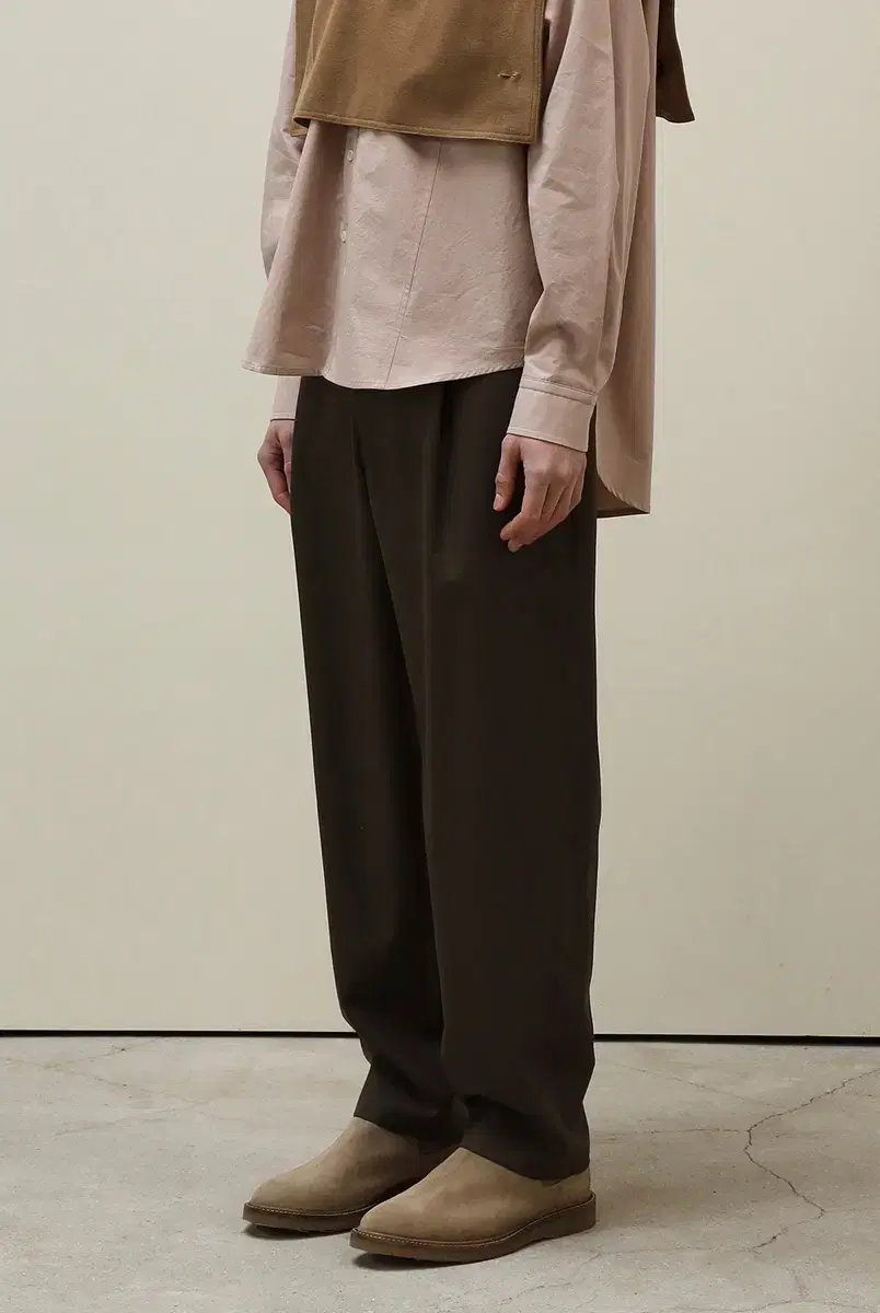 글런든 grunden OFFICE TROUSERS (DUST KHAKI)