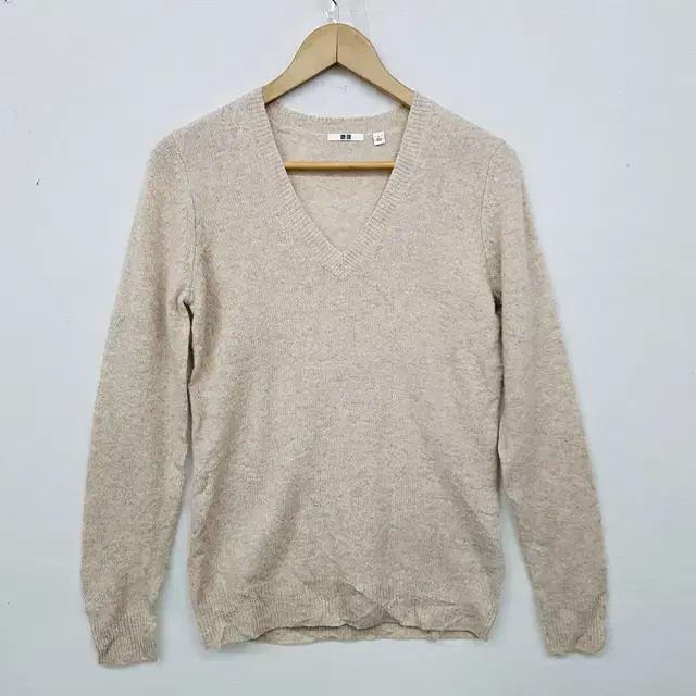 Uniqlo 100% wool V-neck sweater beige