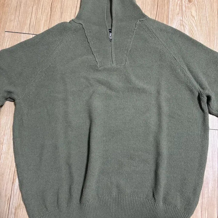 해칭룸 베이스 넥 니트 올리브(Vase Neck Knit Olive)