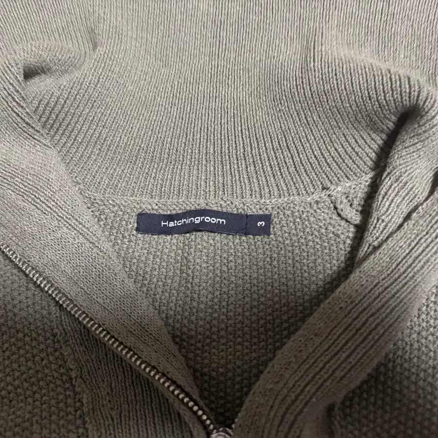 해칭룸 베이스 넥 니트 올리브(Vase Neck Knit Olive)