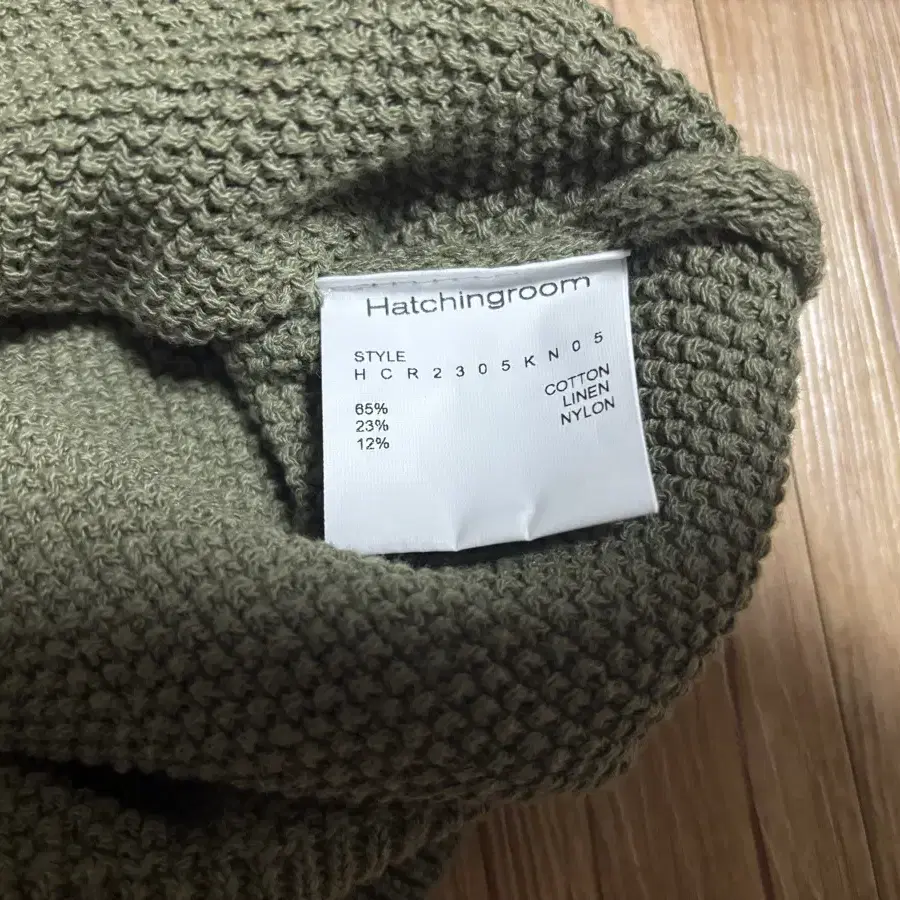 해칭룸 베이스 넥 니트 올리브(Vase Neck Knit Olive)