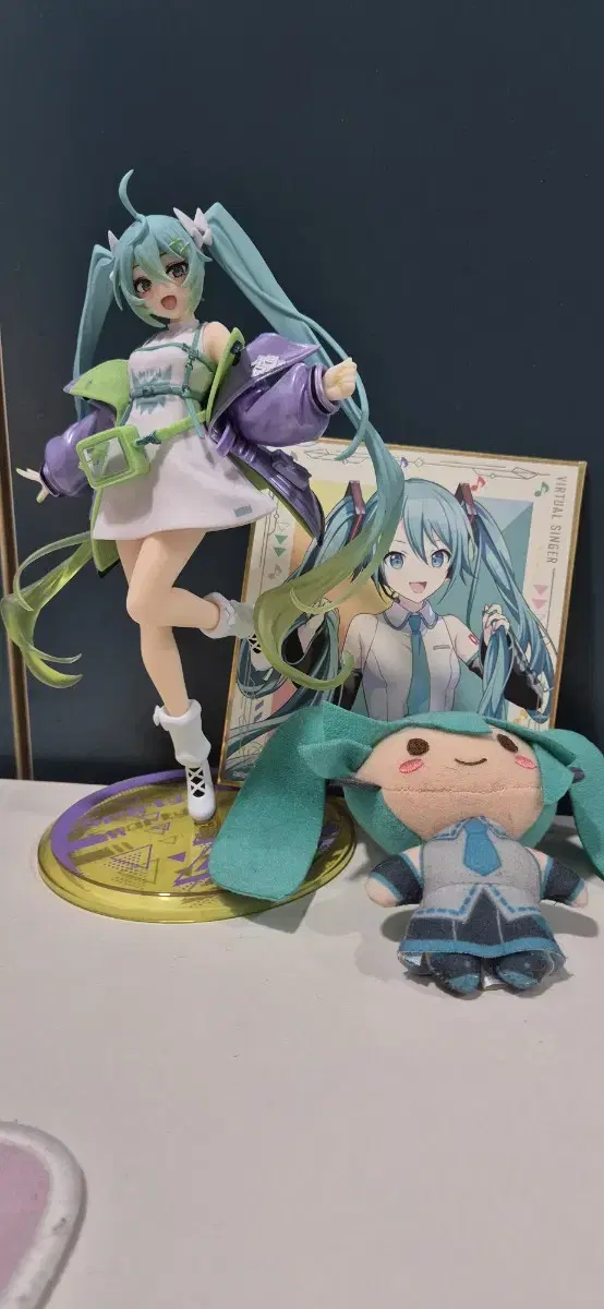 Sell Hatsune Miku in Bulk (Figure + Color Paper + Sister)