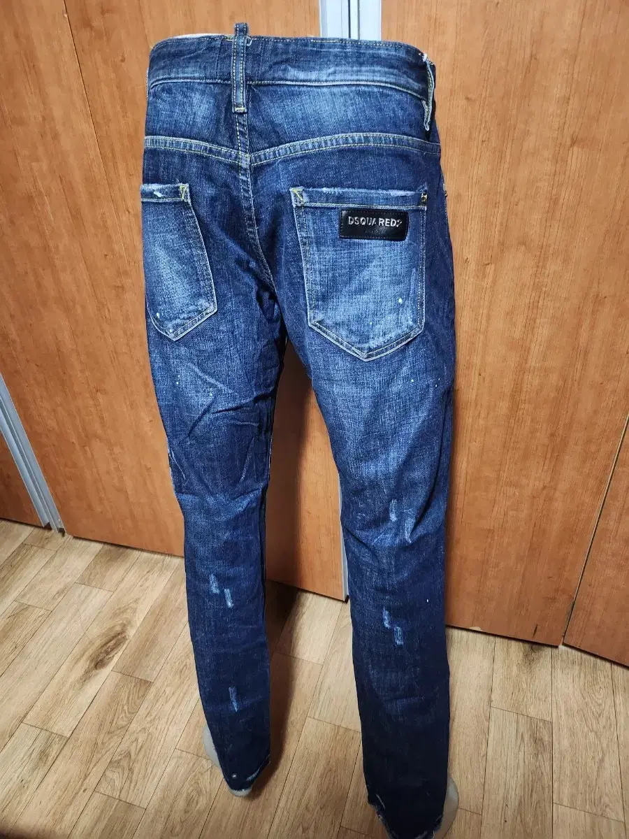 DSQUARED2Dsquared2SpanpaintedCuttingJeans48, but about 33-34