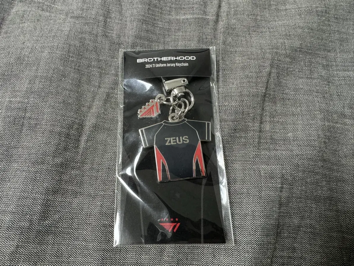 T1 jersey keyring ZEUS ZEUS is selling (scarce)