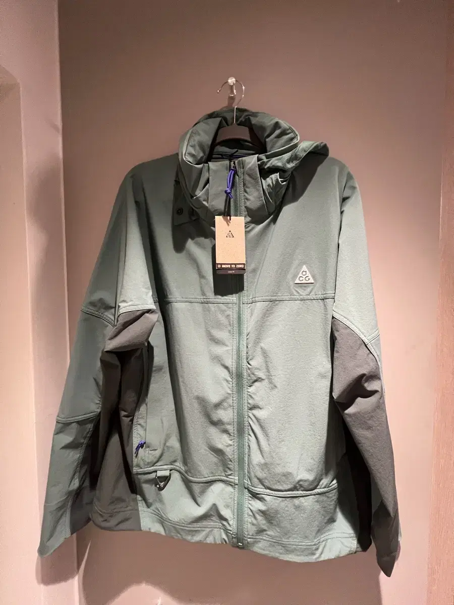 Selling my Nike ACG windbreaker mint color, size XXL, brand new.