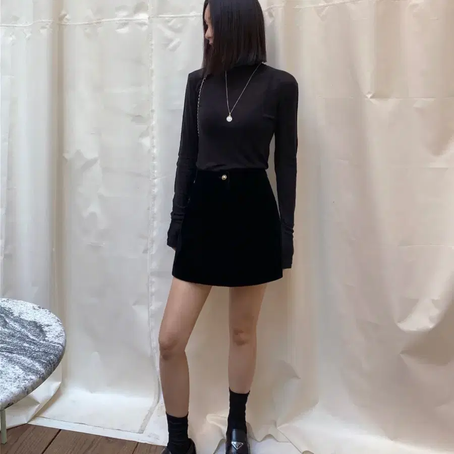 [더무이] back two pocket velvet skirt