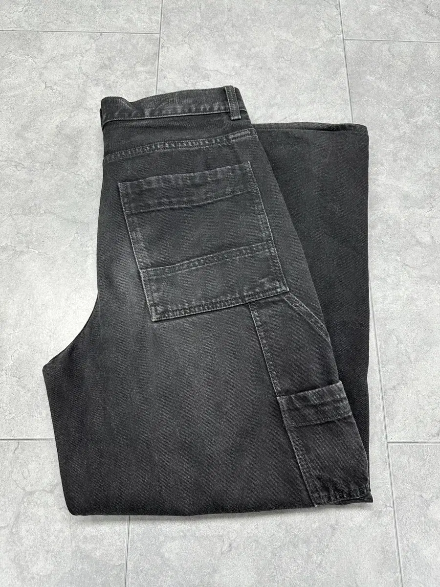 [48] COS Wide Carpenter jin Black