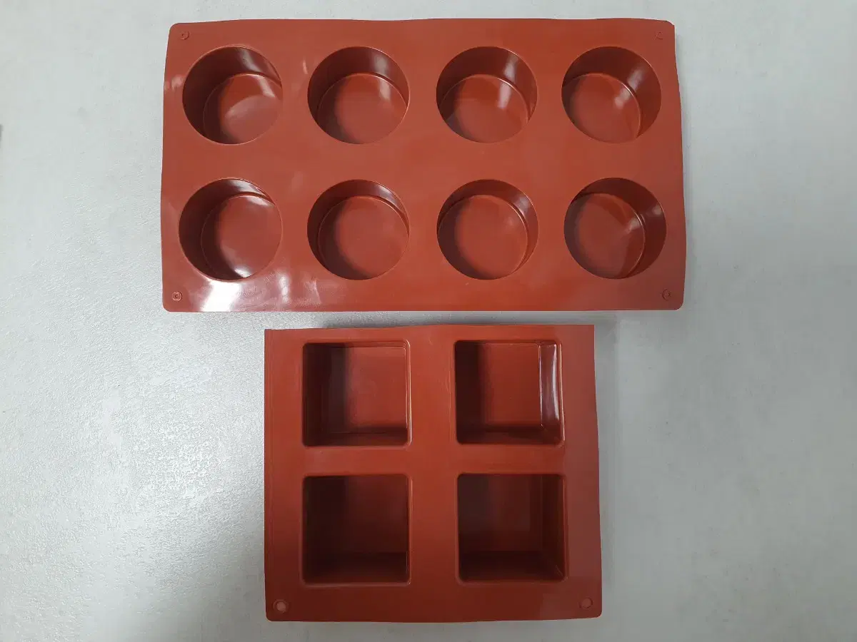 4 square silicone molds, 8 round