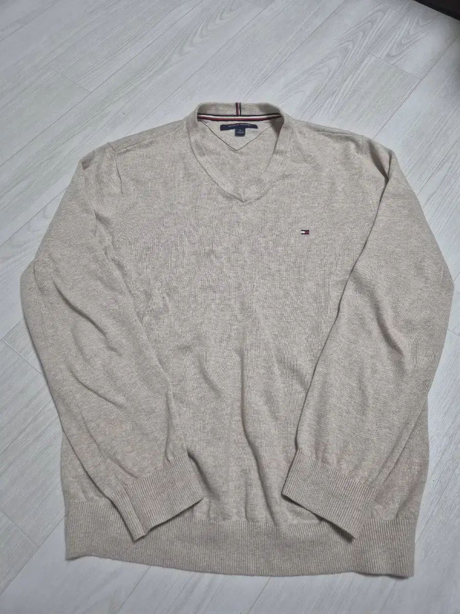 Tommy Hilfiger V-neck knit M