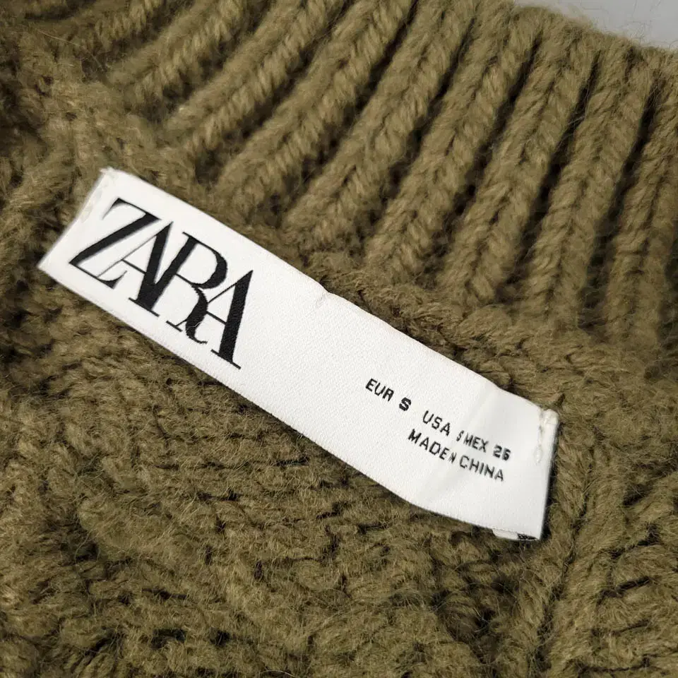 ZARA 자라 카키 올리브 3D 케이블 꽈배기 패턴 아크릴혼방 모리 브이