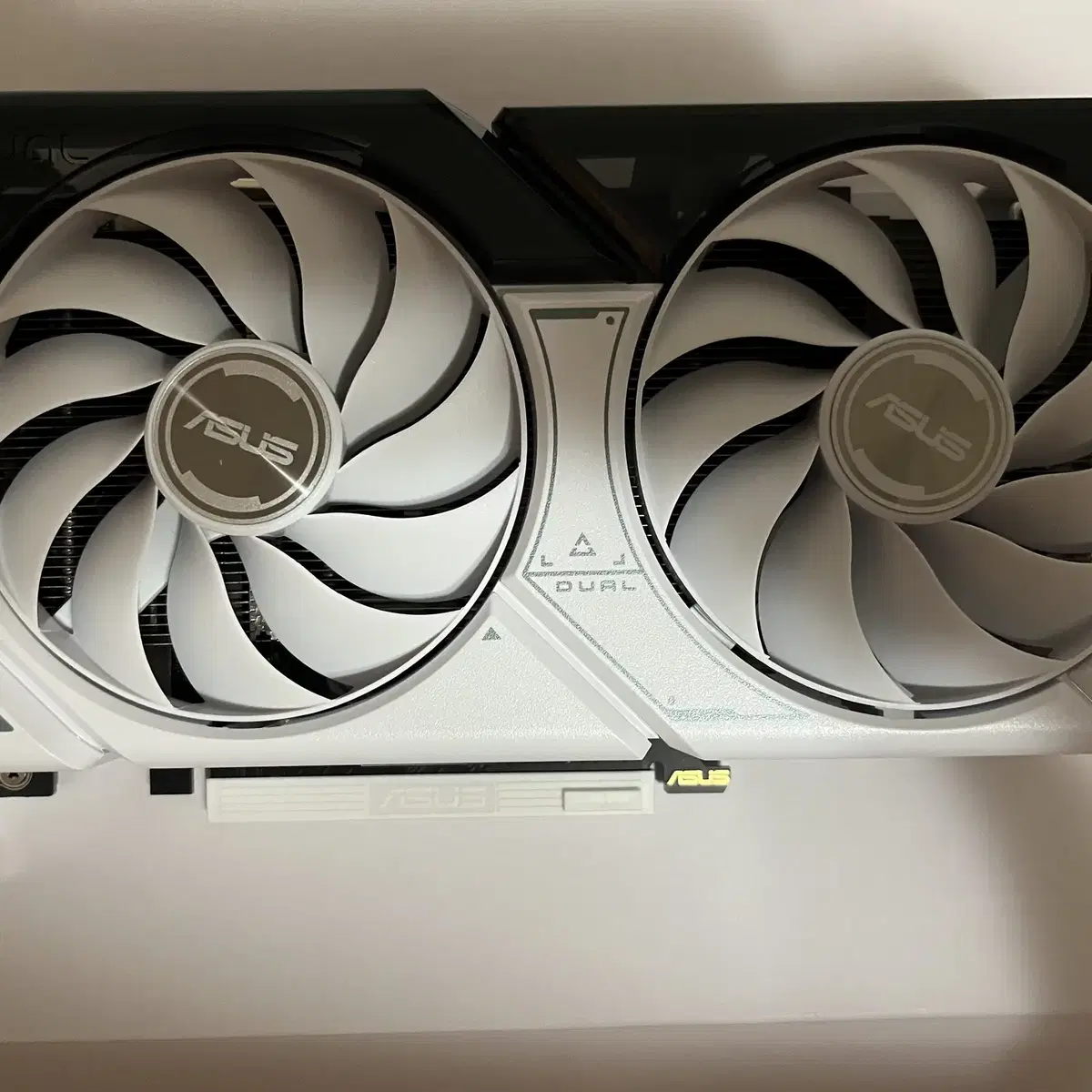 ASUS 지포스  RTX 4060 화이트