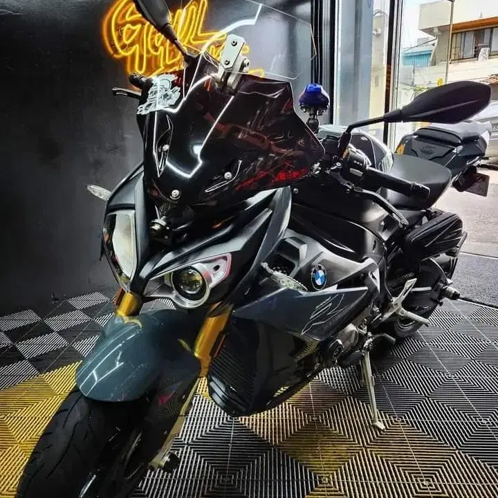 BMW S1000R