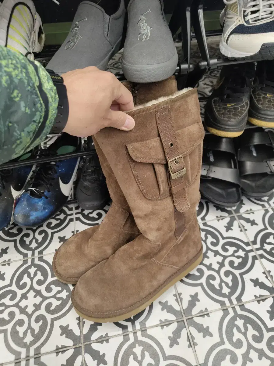 270) UGG 1985 레트로 카고 톨 ZIP 부츠 팝니다