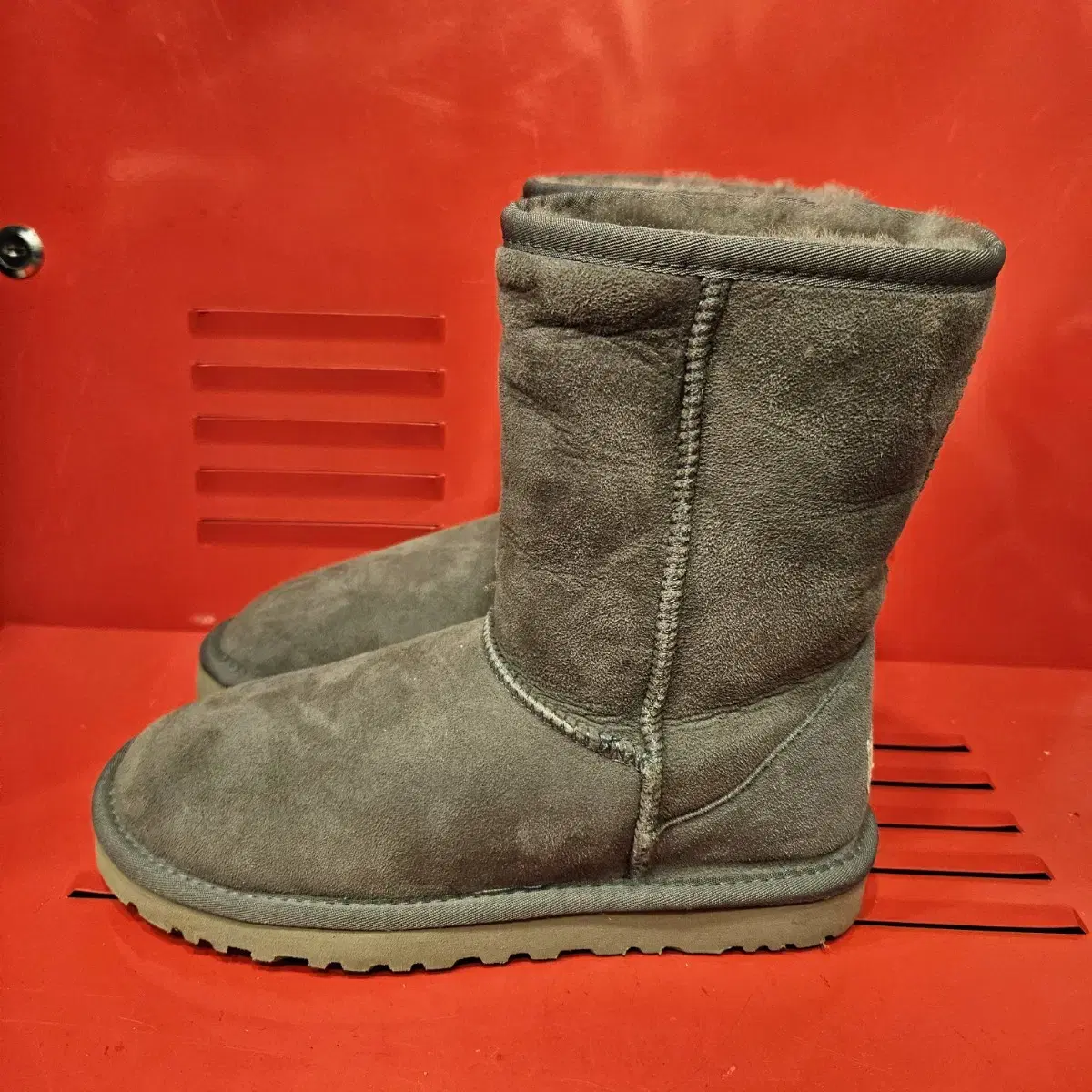 (거의새상품)어그(UGG) 양털 클레식 미들 부츠 230size