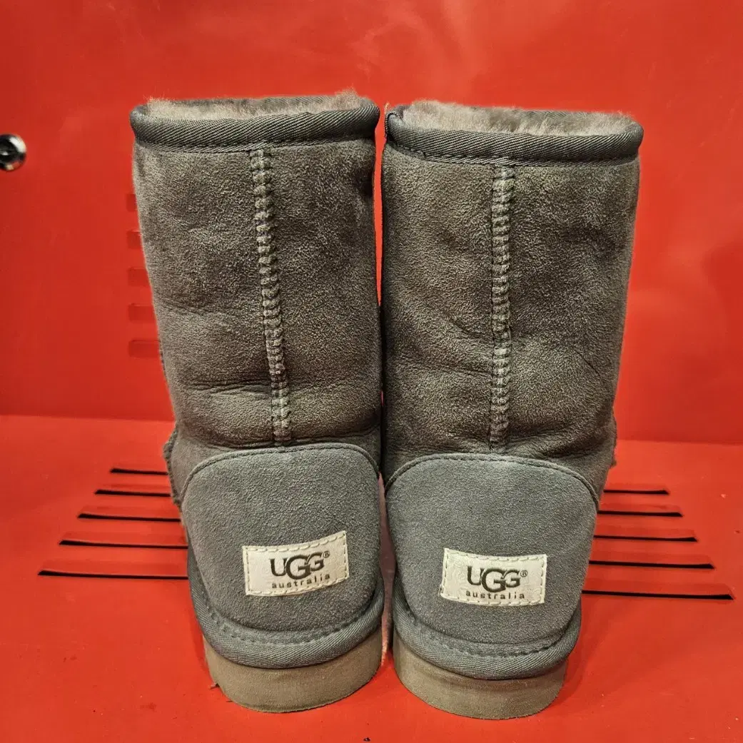 어그(UGG) 양털 클레식 미들 부츠 230size(거의새거)