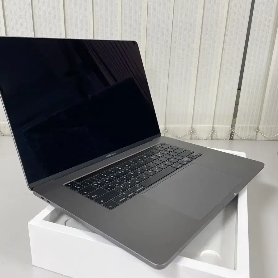 맥북 프로 i7, 16GB, 1TB (16형, 2019)