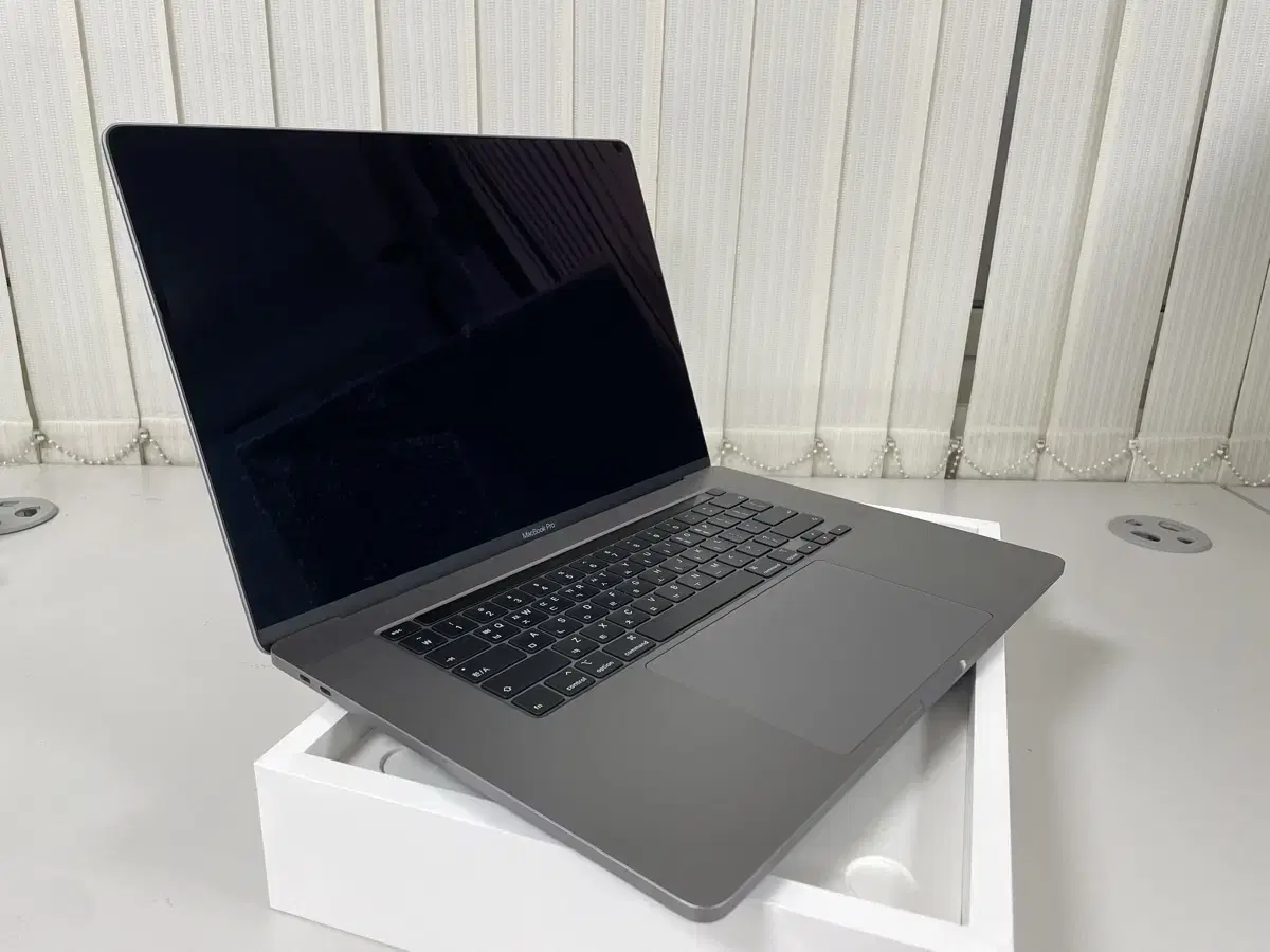 맥북 프로 i7, 16GB, 1TB (16형, 2019)