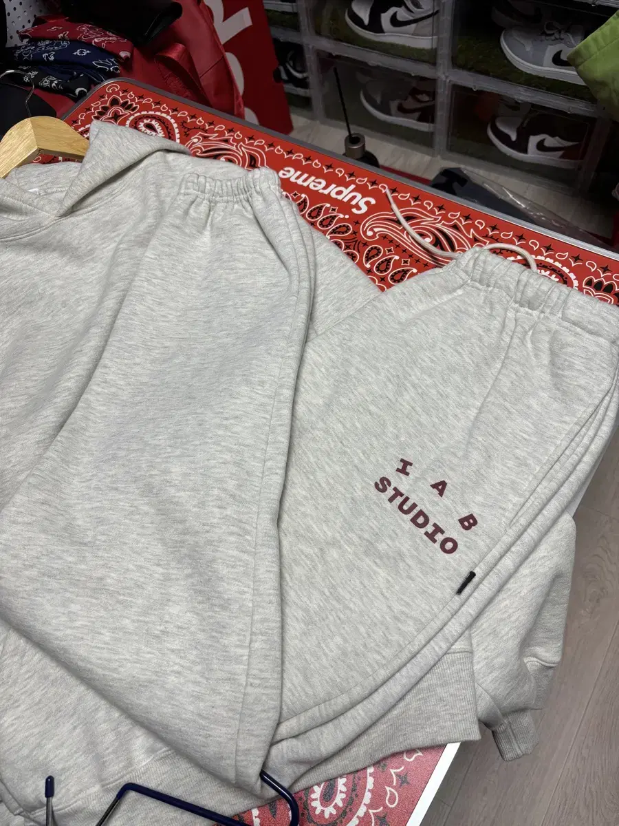 [L] iApp Studio Sweatpants Oatmeal Burgundy