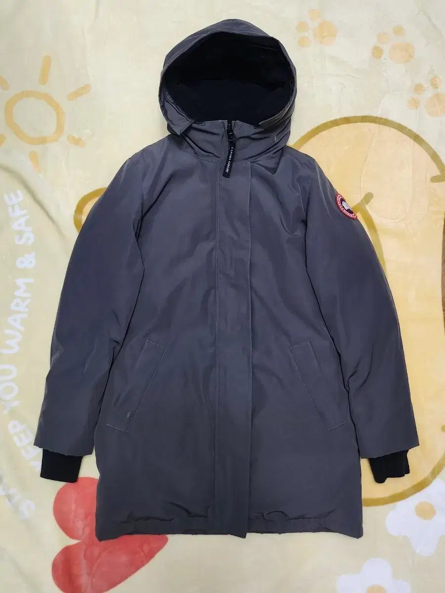 (Genuine) [Canada Goose] Duck down half-length puffer selling.