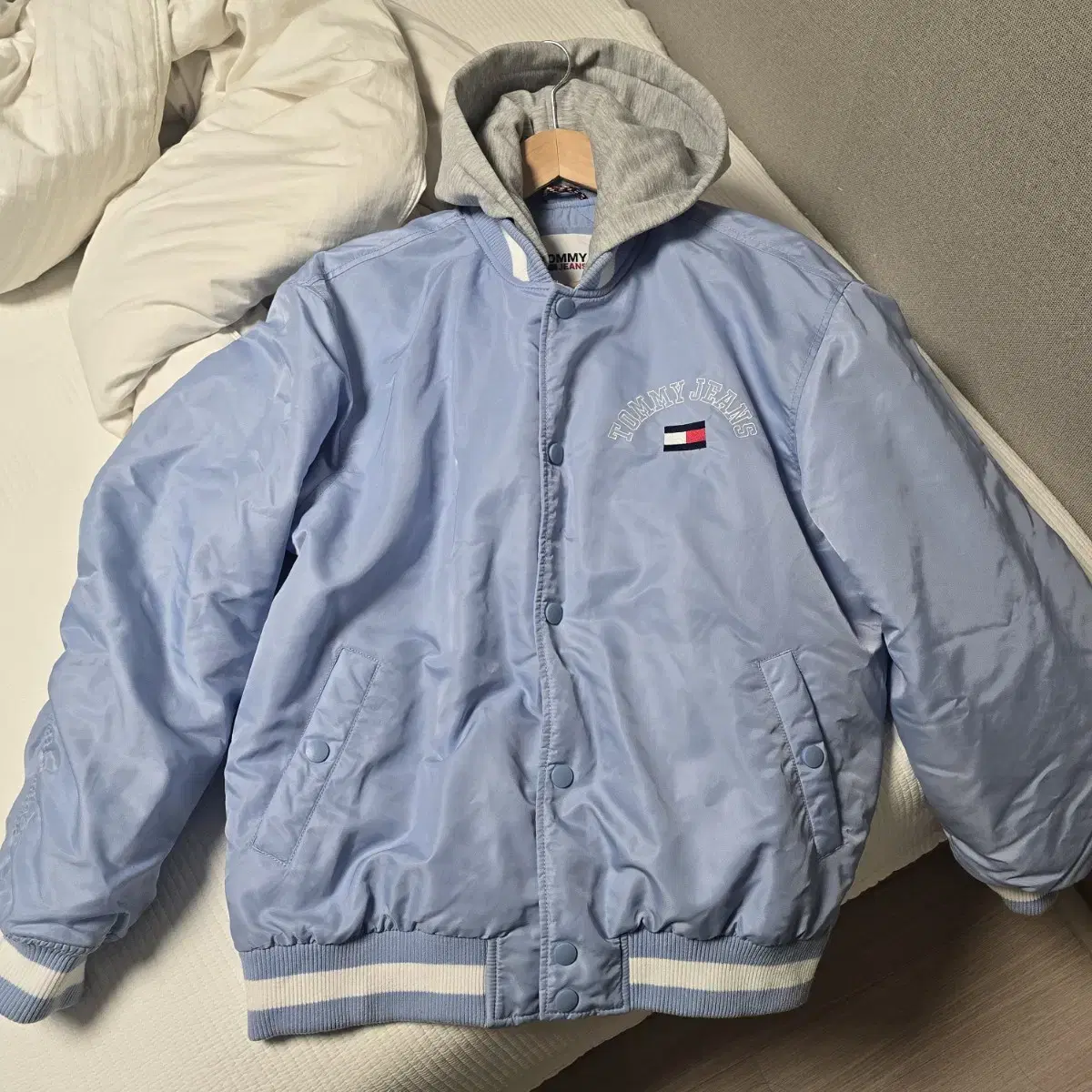 타미힐피거 TOMMY JEANS 그래픽 새틴 봄버 자켓 S