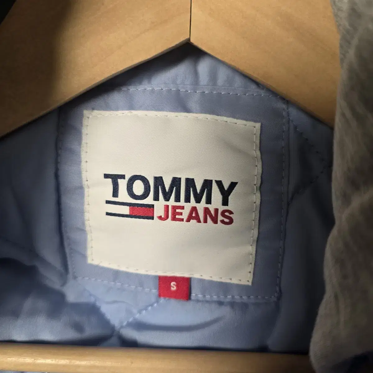 타미힐피거 TOMMY JEANS 그래픽 새틴 봄버 자켓 S