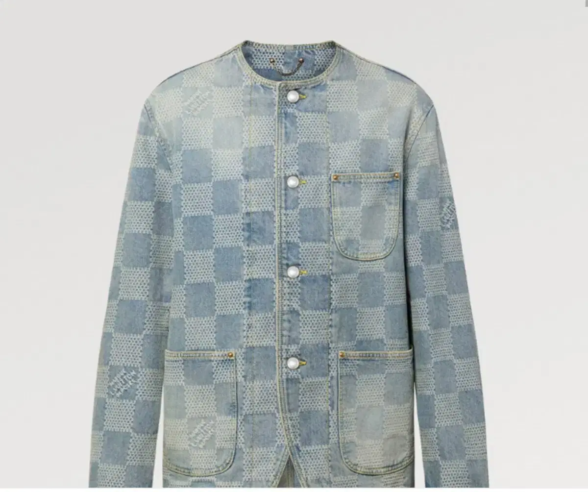 I'm selling my new September Louis Vuitton jacket.