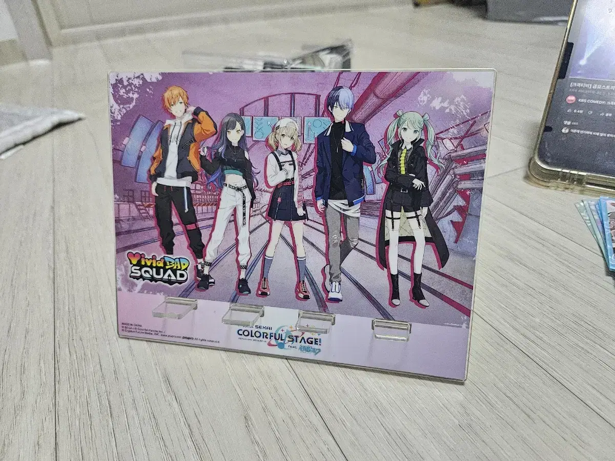 Pseudo-Vivas organization acrylic stand