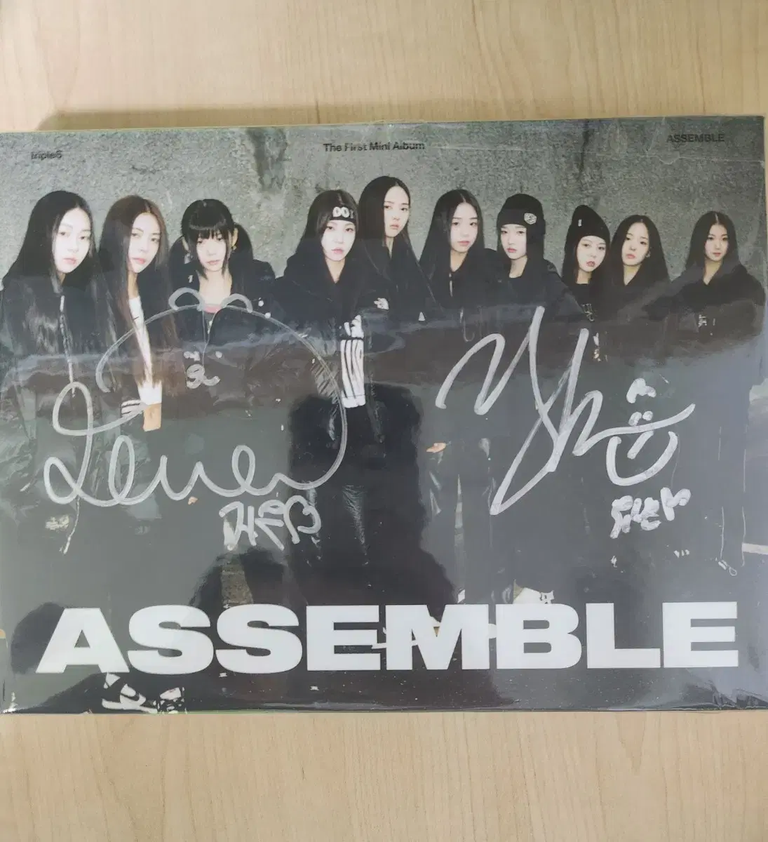 triples gong yubin lee jiwoo sign album