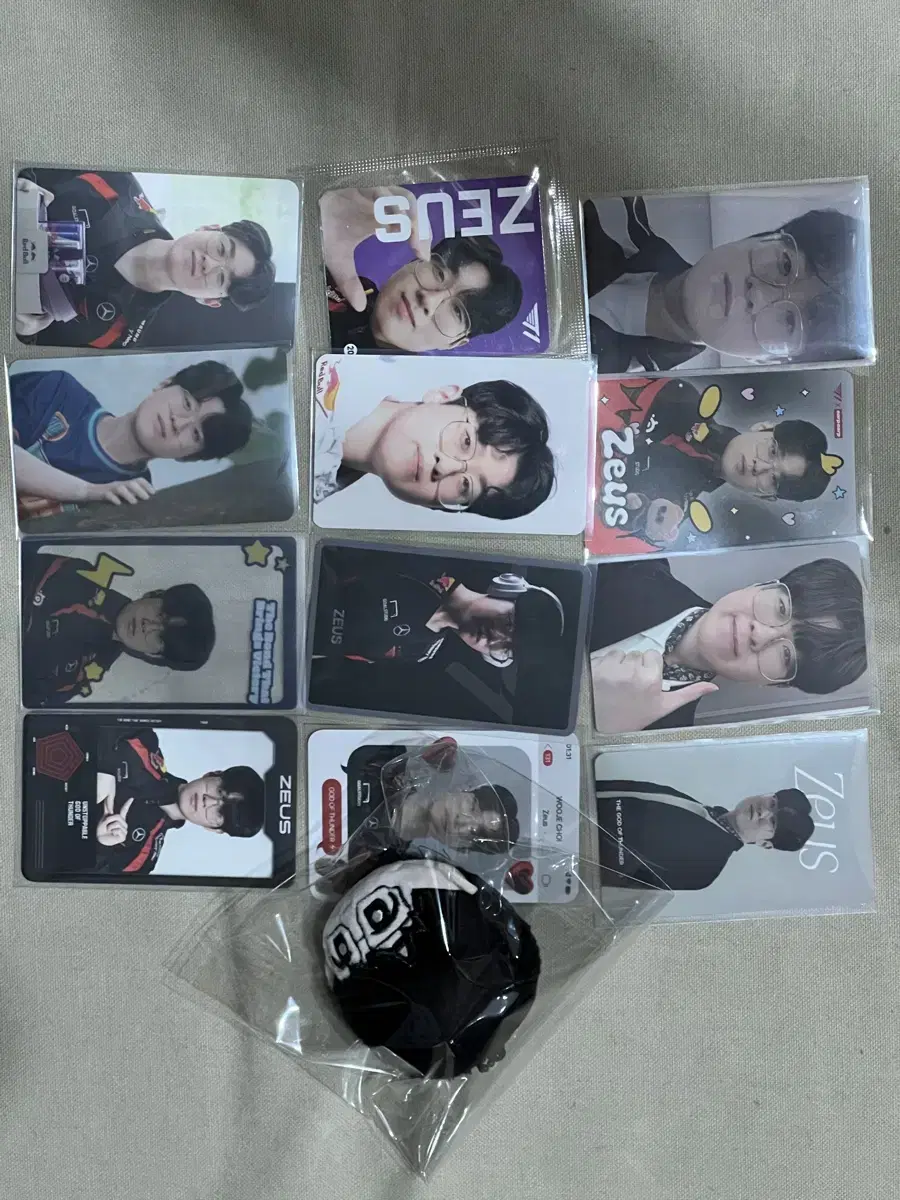 Zeus photocard Sells 12 + Zeus head dolls in bulk.