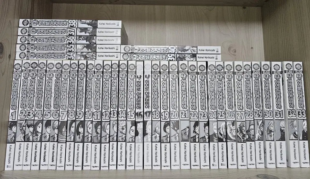 My Hero Academia/Hiroaka volumes 1-40 bulk + 2 Bakugo dioramas