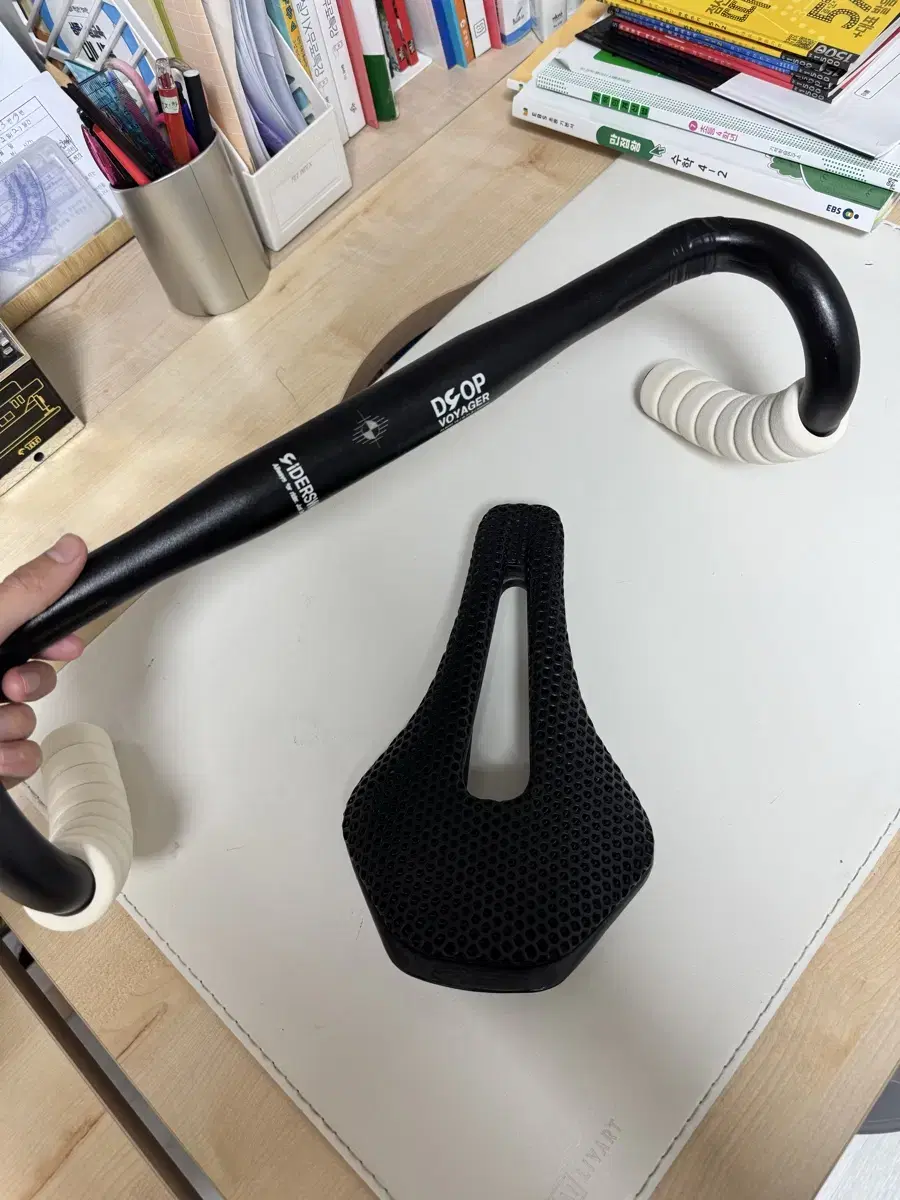 Shimano Stealth Molded 3D Saddle + Voyager Handlebar