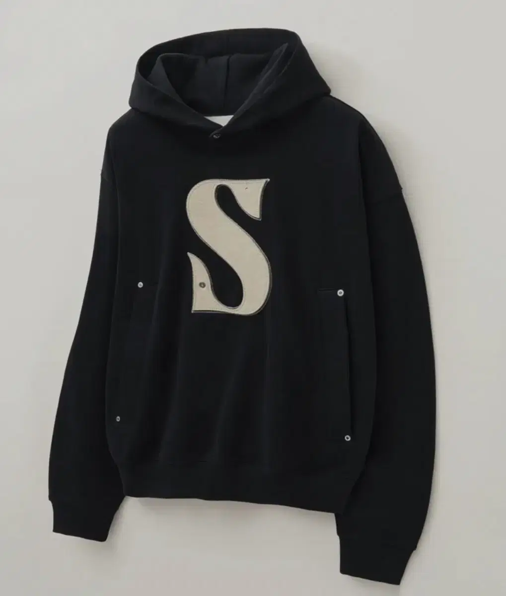 SATUR Setter Rivet Appliqué Pocket Logo Hoodie Organic Black