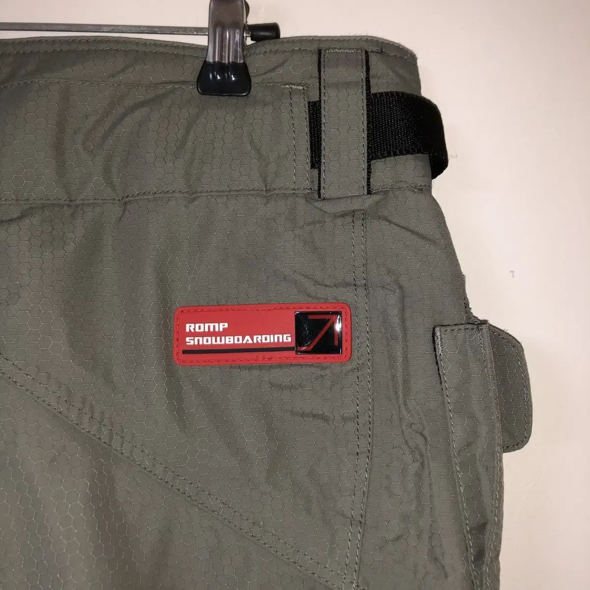 Vintage Romp khaki snowboarding pants