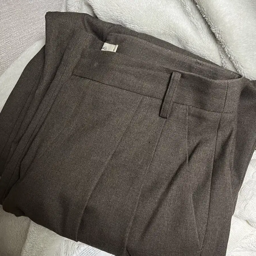 아비에무아 2 Pleats Wide-Leg Trousers (Khaki/