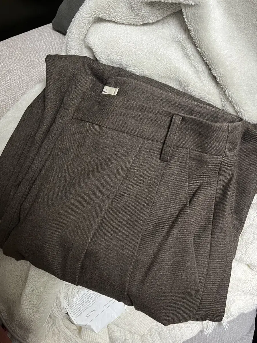 아비에무아 2 Pleats Wide-Leg Trousers (Khaki/