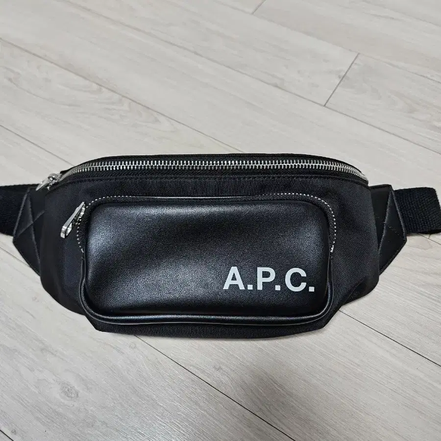 a.p.c 아페쎄 힙쌕 벨트백