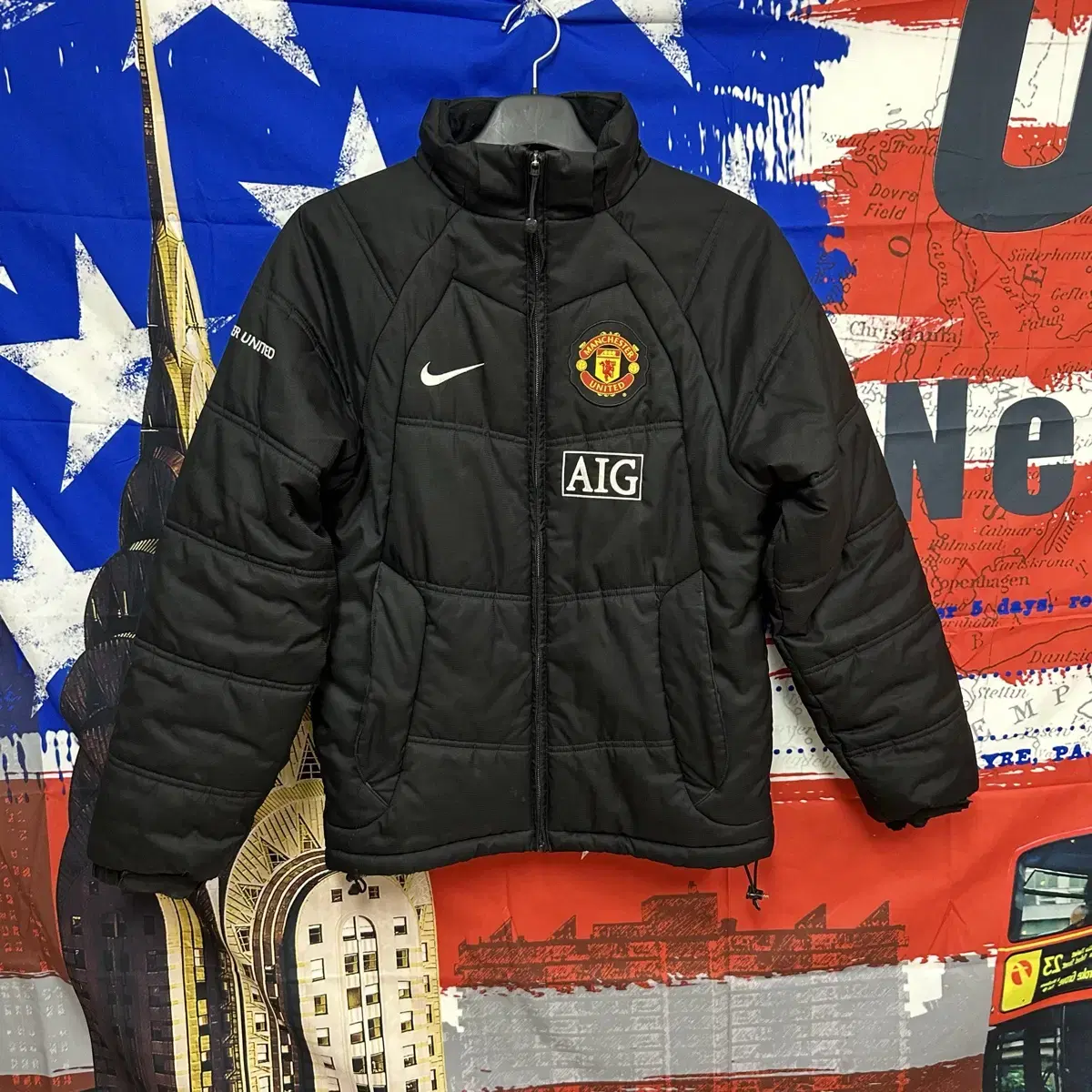 Old School NikeMan U AIG Overfit Field Padded Jumper S90