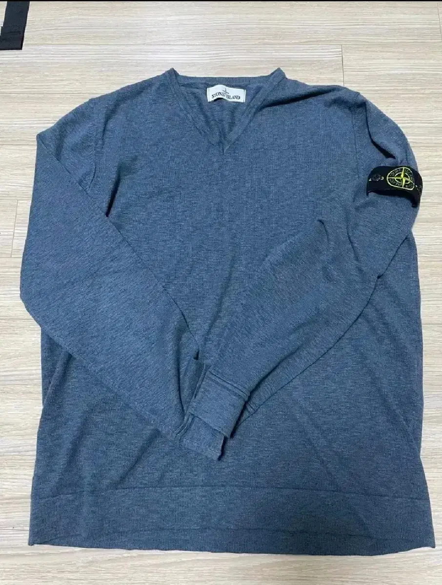 Stone Island v-neck knit XL size Pamnida