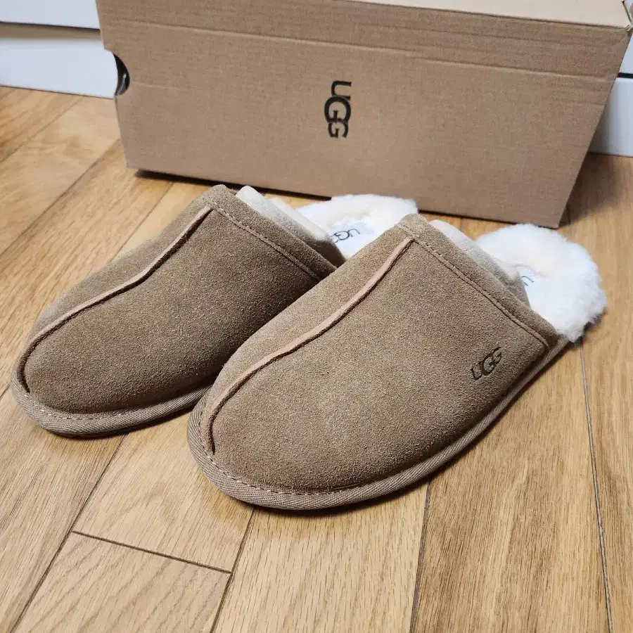 새상품! UGG 정품 어그 플랫 양모 슬리퍼 250mm 신세계백화점 정품