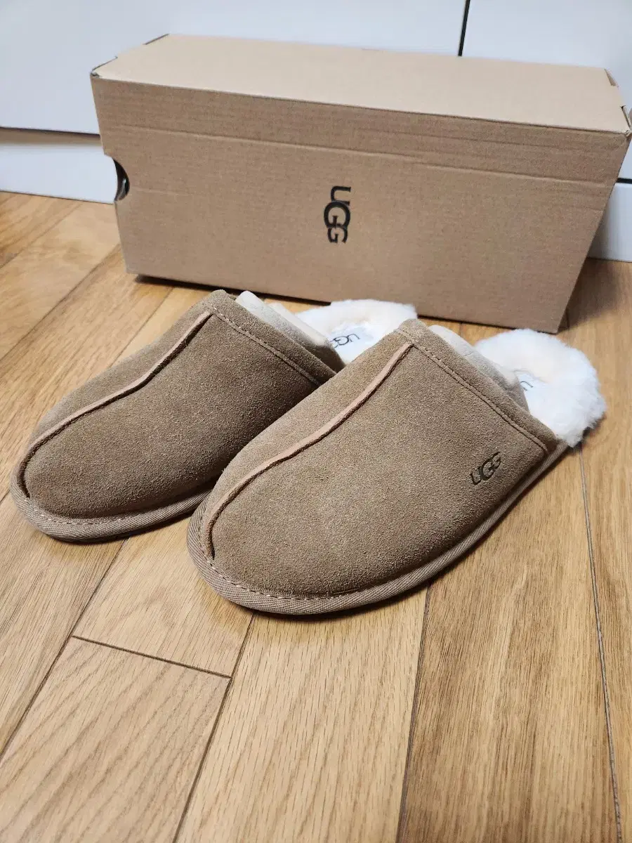 새상품! UGG 정품 어그 플랫 양모 슬리퍼 250mm 신세계백화점 정품