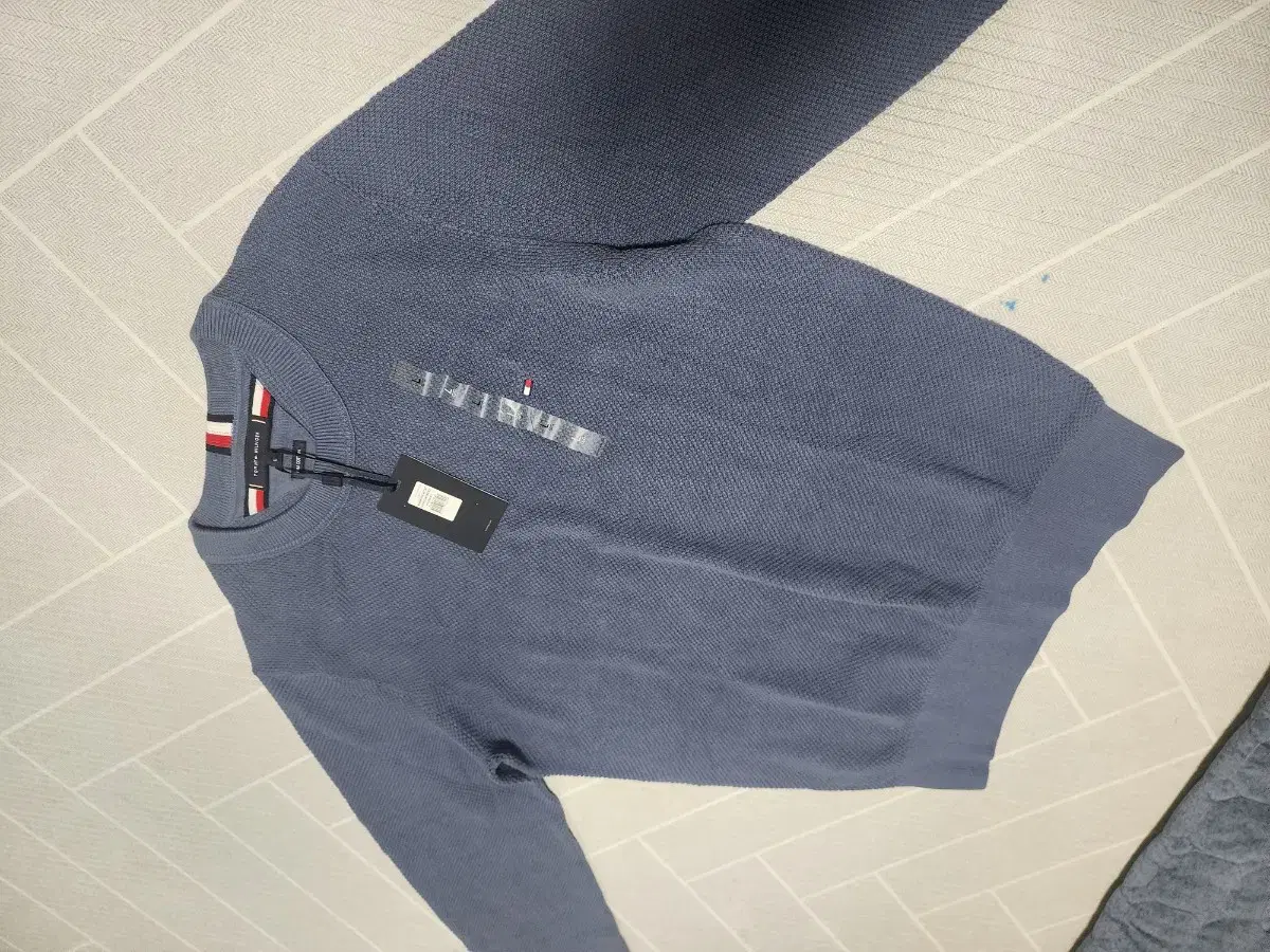 (New) Tommy Hilfiger cignature Round Knit